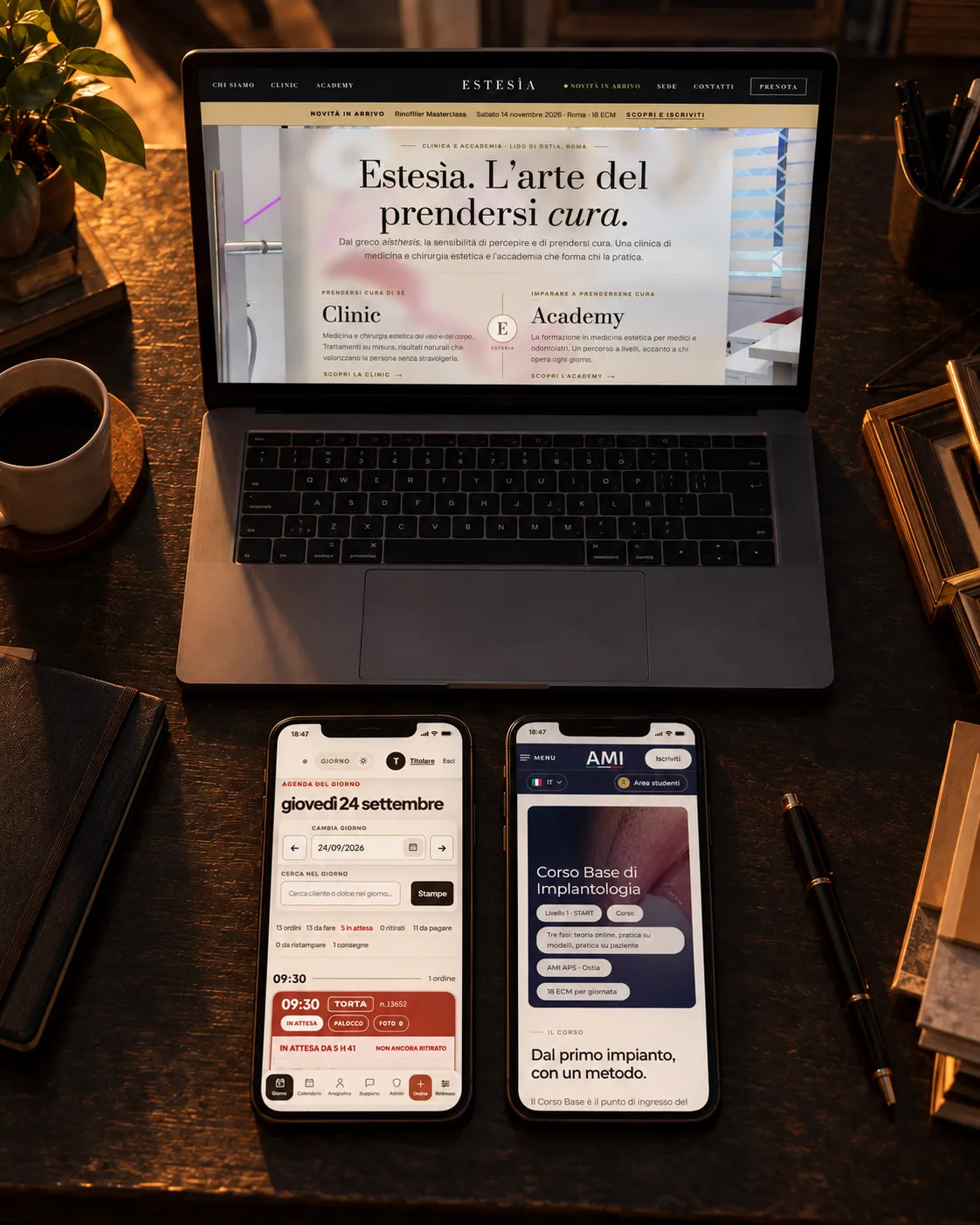 Il tavolo di lavoro: un sito cliente sul portatile, il gestionale e una scheda corso su due telefoni